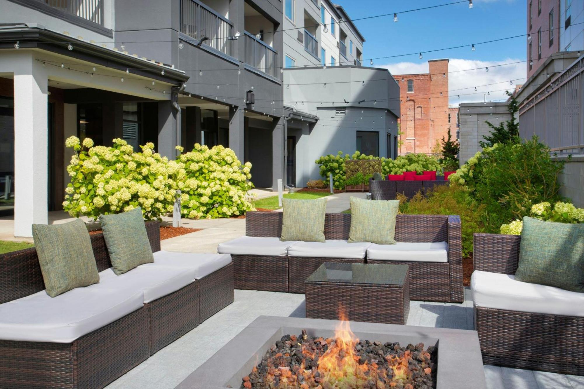 Courtyard Worcester Bagian luar foto